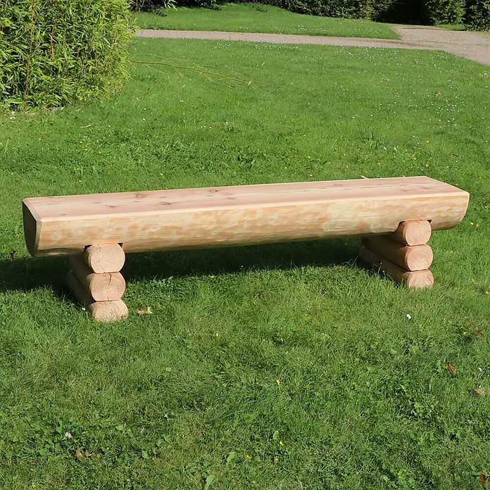 Joda Gartenbank Rustika - B x T x H: 180 x 40 x 42 cm, Lärche, Natur - Diese Aufnahme zeigt eine massive Holzbank im Freien, perfekt für Gärten und Parks. Die Bank strahlt rustikalen Charme und natürliche Schönheit aus.