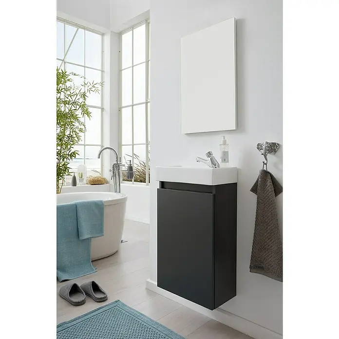 Trendteam Badmöbel-Set Champ - Grau, Matt, B x T x H: 40 x 22 x 110 cm - Modernes Badezimmer mit schwarzem Waschtischunterschrank, weißem Aufsatzwaschbecken und großem Spiegel. Handtuch hängt am Haken.