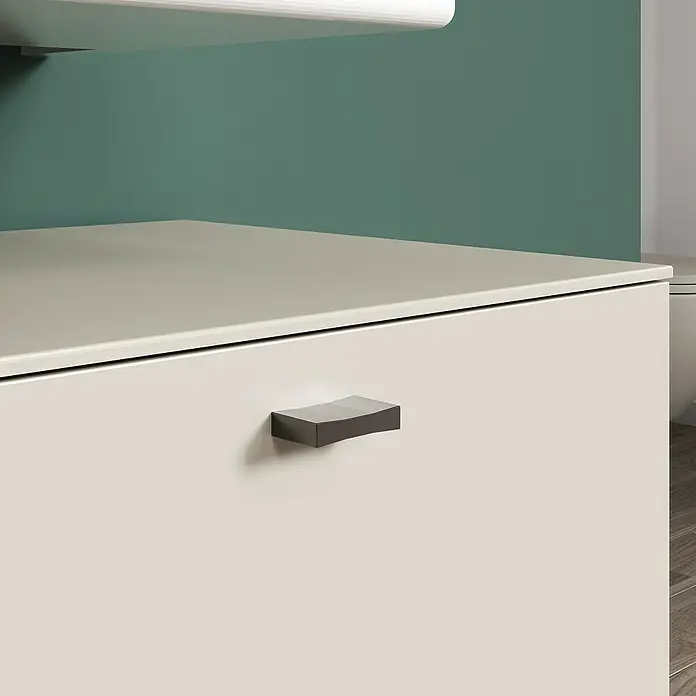 Trendteam Sao Paulo Waschbeckenunterschrank - B x T x H: 80 x 42 x 64 cm, Kaschmir/Evoke Eiche - Detailaufnahme eines modernen, cremefarbenen Schubladenelements mit einem eleganten, rechteckigen Griff in einem Badezimmer.
