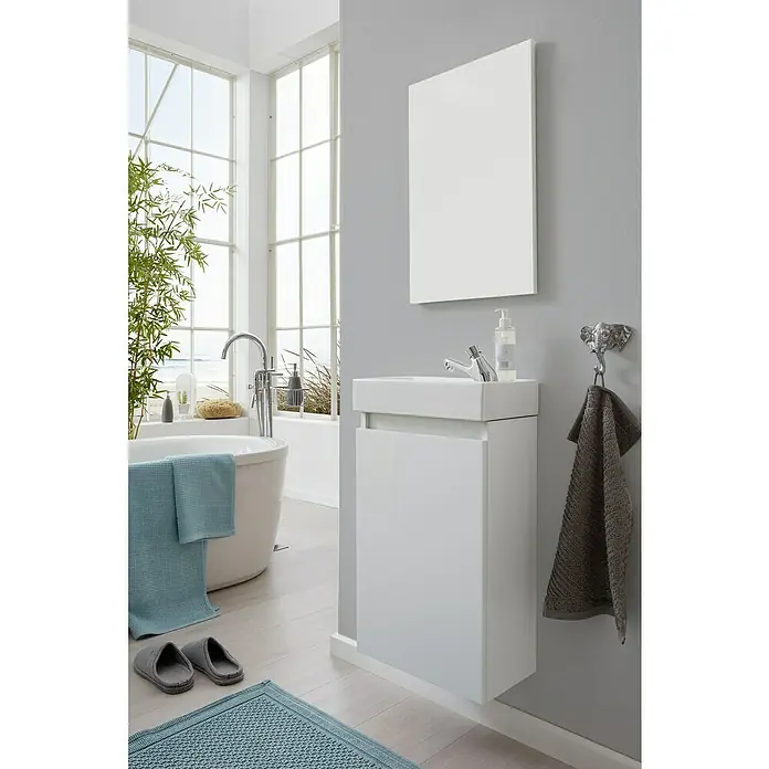 Trendteam Badmöbel-Set Champ - Weiß, Matt, B x T x H: 40 x 22 x 110 cm - Das Bild zeigt ein modernes Badezimmer mit einem weißen Waschbeckenunterschrank, einem Spiegel und einem Handtuchhalter.