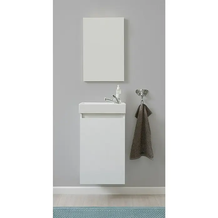 Trendteam Badmöbel-Set Champ - Weiß, Matt, B x T x H: 40 x 22 x 110 cm - Modernes Badezimmerwaschbecken mit Unterschrank, darüber ein Spiegel, seitlich Handtuch an einem silbernen Elefantenhaken.