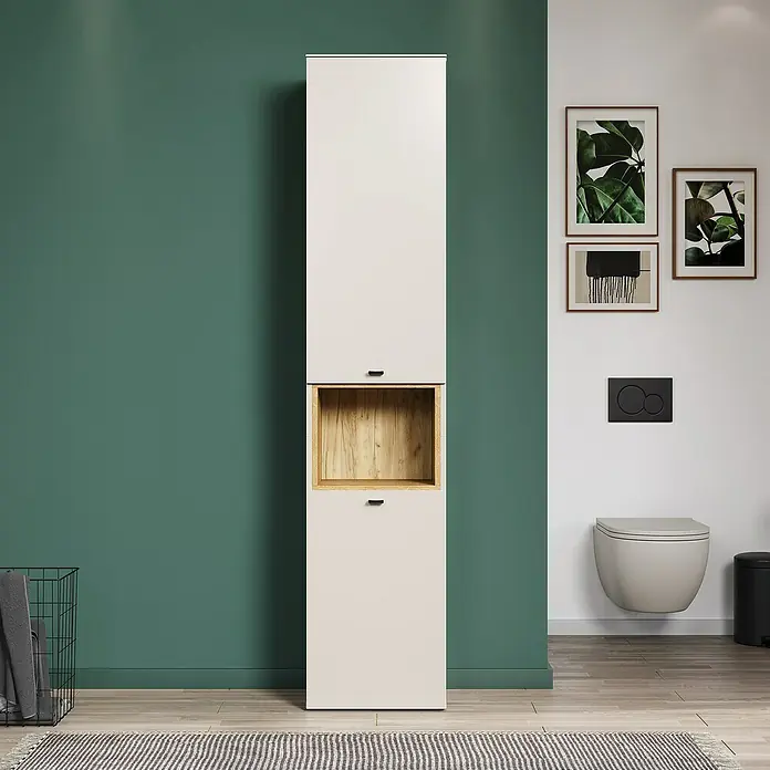Trendteam Sao Paulo Hochschrank - B x T x H: 40 x 31 x 186 cm, Kaschmir/Evoke Eiche, Matt - Ein Badezimmer mit einem hohen, weißen Schrank mit Holzdetails und einem offenen Fach.