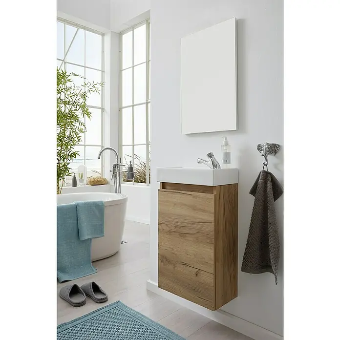 Trendteam Badmöbel-Set Champ - Evoke Eiche, Matt, B x T x H: 40 x 22 x 110 cm - Modernes Badezimmer mit einem Waschtischunterschrank aus hellem Holz und einem großen, weißen Spiegel. Handtuch und Deko inklusive.