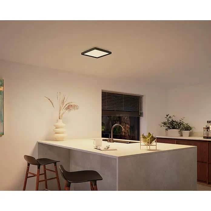 Philips Hue LED-Panel White Ambiance Tento S - 12,6 W, L x B x H: 29,5 x 29,5 x 3,5 cm, Schwarz, Warmweiß - Modernes Küchendesign mit quadratischer Deckenleuchte, die den Raum erhellt. Das Lichtdesign ist minimalistisch und elegant.