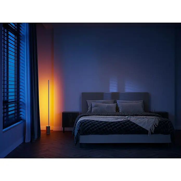 Philips Hue LED-Stehleuchte Signe - 29 W, Höhe: 145 cm, Weiß/ Oak, RGBW - Elegante Stehlampe im Schlafzimmer, die mit warmem Licht eine gemütliche Atmosphäre schafft. Modernes Design für stilvolle Beleuchtung.