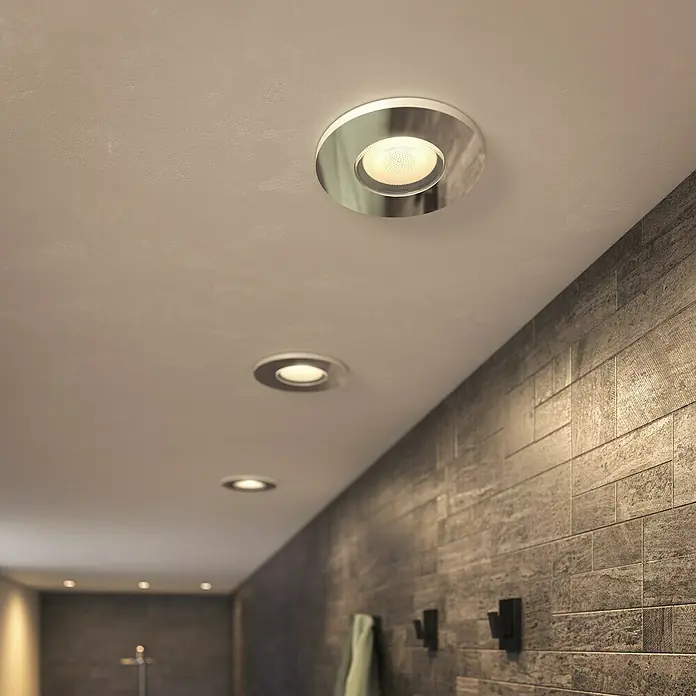 Philips Hue LED-Einbauleuchten-Set White Ambience - 4,2 W, L x B x H: 7 x 9,45 x 9,45 cm, Chrome, 3 Stk., Neutralweiß - Deckenleuchten mit Chromrahmen, die ein warmes, einladendes Licht in einem modernen Badezimmer erzeugen.