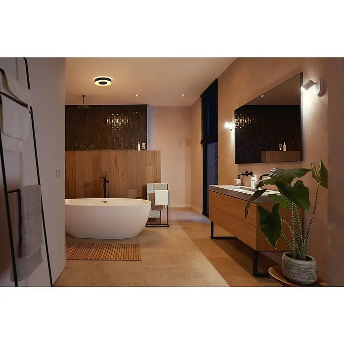Philips Hue LED-Deckenleuchte rund Xamento - 33 W, Ø x H: 38,1 x 8,4 cm, Schwarz, RGBW - Ein modernes Badezimmer mit einer freistehenden Badewanne und einer eleganten Waschtischkombination mit Spiegel und Beleuchtung.