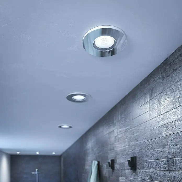 Philips Hue LED-Einbauleuchten-Set White Ambience - 4,2 W, L x B x H: 7 x 9,45 x 9,45 cm, Chrome, 3 Stk., Neutralweiß - Deckenleuchten mit runder Chromfassung für ein modernes Badezimmerdesign mit Fliesenwand und Handtuchhaken.