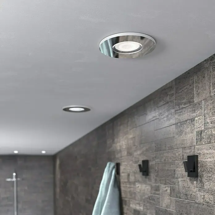Philips Hue LED-Einbauleuchte rund White Ambience Adore - 4,2 W, Chrome, Neutralweiß, 1 Stk. - Deckenleuchten aus Chrom mit rundem Design erhellen ein Badezimmer mit grauen Fliesen und schwarzen Haken für Handtücher.