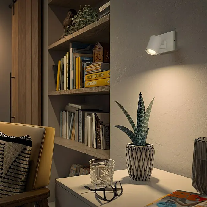 Philips Hue LED-Deckenstrahler White Ambience Runner Erweiterung - 4,2 W, L x B x H: 9 x 11 x 10,7 cm, Weiß, Mehrfarbig - Wandleuchte mit LED-Spot in Weiß. Das Licht der Lampe beleuchtet dekorative Gegenstände auf dem Tisch und schafft eine stimmungsvolle Atmosphäre.