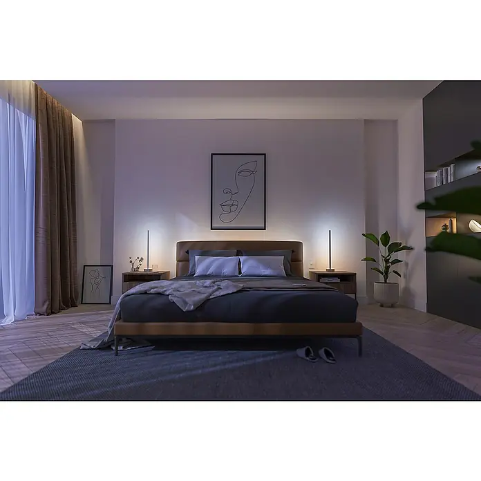 Philips Hue LED-Stehleuchte Signe - 29 W, Höhe: 145 cm, Weiß/ Oak, RGBW - Ein Schlafzimmer mit einem modernen Bett und Nachttischen, beleuchtet durch schlanke Lampen, schafft eine ruhige und stilvolle Atmosphäre.