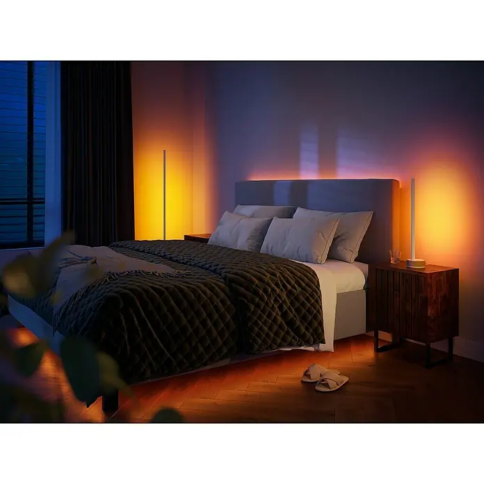 Philips Hue LED-Tischleuchte Signe Oak - 12 W, L x B x H: 11,15 x 11,15 x 55,3 cm, Weiß, RGBW - Schlafzimmer mit indirekter Beleuchtung von Philips Hue: Stehleuchte und Lightstrip erzeugen eine gemütliche Atmosphäre.