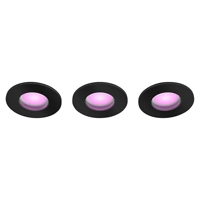 Philips Hue LED-Einbauleuchten-Set rund White and Color Ambience Xamento - 4,2 W, Ø x H: 9,2 x 9,2 cm, Schwarz, 3 Stk., RGBW - Nahaufnahme von drei eleganten, schwarzen Einbaustrahlern mit leuchtend pinkfarbenem Licht.