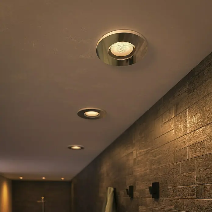 Philips Hue LED-Einbauleuchten-Set White Ambience - 4,2 W, L x B x H: 7 x 9,45 x 9,45 cm, Chrome, 3 Stk., Neutralweiß - Deckenleuchten mit warmem Licht erhellen ein modernes Badezimmer, mit Fokus auf das stilvolle Design der Leuchten.