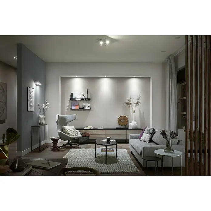 Philips Hue LED-Deckenstrahler White and Color Ambience Argenta - 16,8 W, L x B x H: 24 x 24 x 12,6 cm, Weiß, RGBW, Anzahl Leuchtmittel: 4 Stk. - Wohnzimmer mit grauem Sofa, Sessel und Couchtisch auf einem Teppich. Elegante Beleuchtung durch Deckenspots und Wandleuchten sorgt für Atmosphäre.
