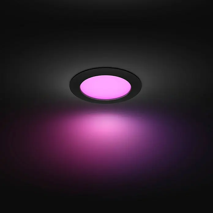 Philips Hue LED-Einbauspot White & Color Ambience Slim Recessed L - 12 W, RGBW, Durchmesser: 17 cm, 1 Stk., Schwarz - Eine Deckenleuchte mit einem pinkfarbenen Schein erhellt den Raum und sorgt für eine angenehme Atmosphäre.