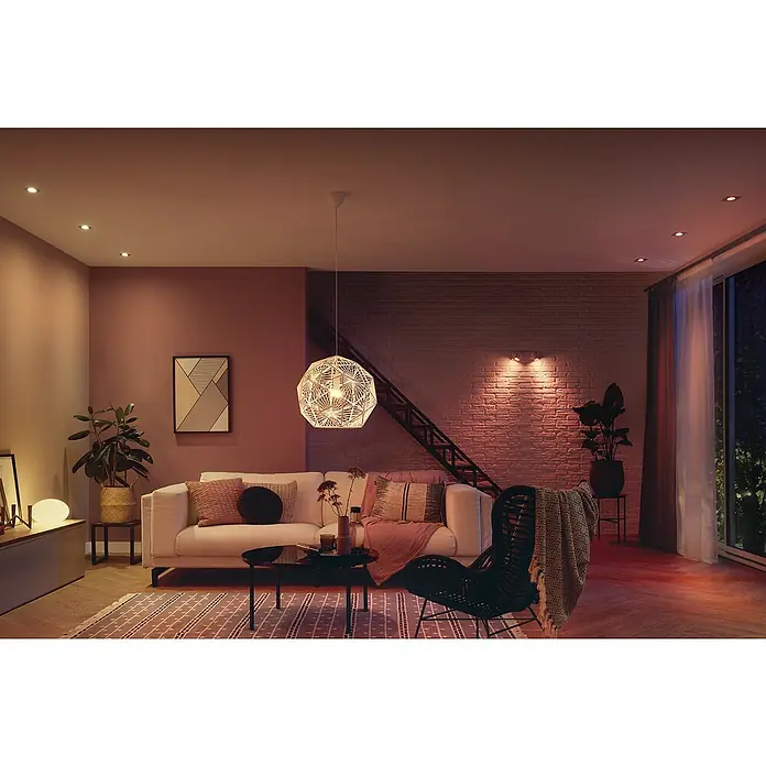 Philips Hue LED-Deckenstrahler White and Color Ambience Argenta - 4,2 W, L x B x H: 30,5 x 8,9 x 12,6 cm, Weiß, RGBW - Wohnzimmer mit moderner Pendelleuchte, die ein warmes, einladendes Licht verbreitet und eine gemütliche Atmosphäre schafft.