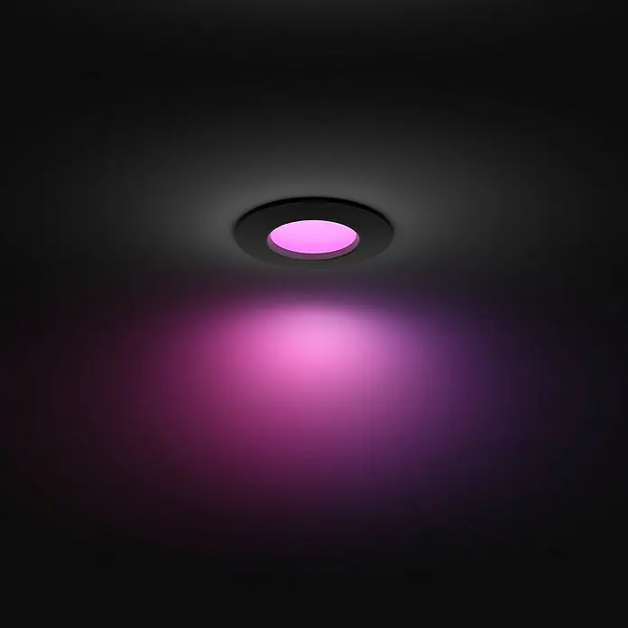 Philips Hue LED-Einbauspot White & Color Ambience Slim Recessed S - 8,3 W, RGBW, Durchmesser: 9 cm, 1 Stk., Schwarz - Deckenleuchte mit kreisförmigem Design in dunklem Grau und rosa Lichtschein für eine stimmungsvolle Atmosphäre.