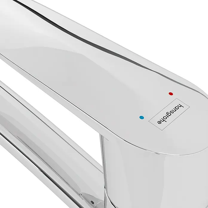 Hansgrohe Grifo de cocina - Cromo, Brillante - Primer plano de un grifo Hansgrohe brillante con indicadores de temperatura. Diseño elegante para baños modernos.