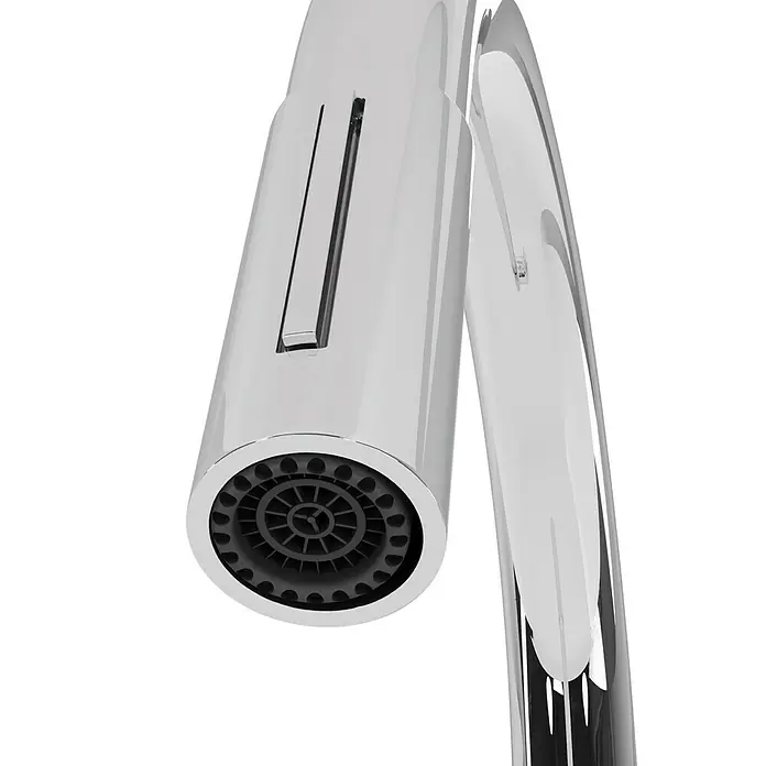 Hansgrohe Grifo de cocina Focus M41 - Cromo, Brillante - Primer plano de un grifo cromado moderno con un aireador gris, que muestra un diseño elegante y funcional.