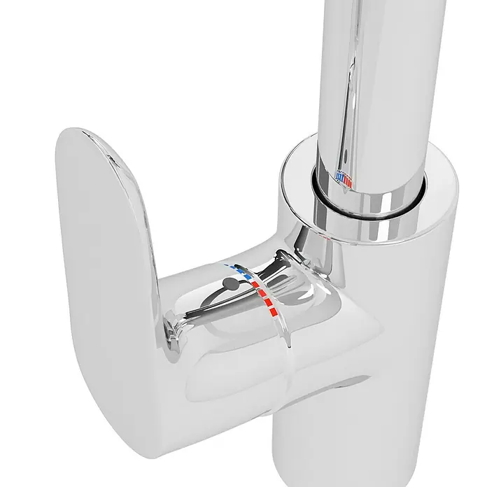 Hansgrohe Grifo de cocina Focus M41 - Cromo, Brillante - Primer plano de un grifo brillante con indicadores de temperatura para agua caliente y fría.