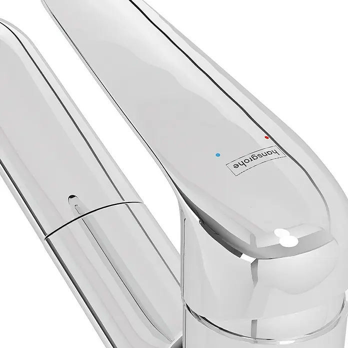 Hansgrohe Focus M41 Grifo de cocina - Cromo, Brillante - Primer plano de un elegante grifo Hansgrohe, que muestra su diseño minimalista, líneas limpias y acabado cromado pulido.