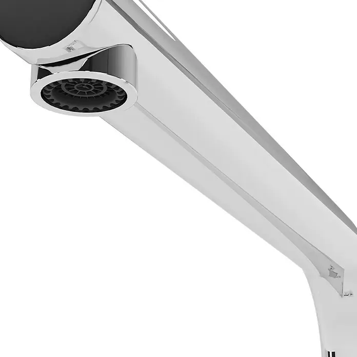 Hansgrohe Grifo de cocina Focus M41 - Caño en L, Cromo, Brillante - Un grifo moderno muy pulido con un caño cilíndrico y un diseño aerodinámico sobre un fondo negro.