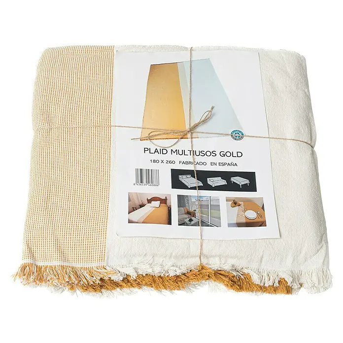 Manta para sofá Raya Centro - Textil, Gold - Primer plano de una colcha "Plaid Multiusos Gold" empaquetada (180 x 260 cm) con detalles dorados y flecos.