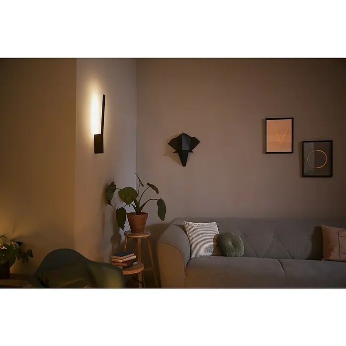Philips Hue LED-Wandleuchte White and color ambience Liana - 12,2 W, L x B x H: 3,1 x 10,7 x 55,8 cm, Schwarz, RGBW - Einrichtungsidee mit einer stilvollen Wandleuchte, die warmes Licht spendet und eine gemütliche Atmosphäre im Raum erzeugt.