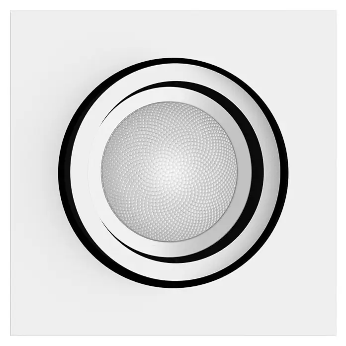 Philips Hue LED-Einbauleuchte White and Color Ambience Centura - 4,2 W, L x B x H: 10 x 9 x 9 cm, Weiß, RGBW - Nahaufnahme einer modernen Deckenleuchte mit kreisförmigem Design in Schwarz, Weiß und Silber, ideal für stilvolle Innenräume.