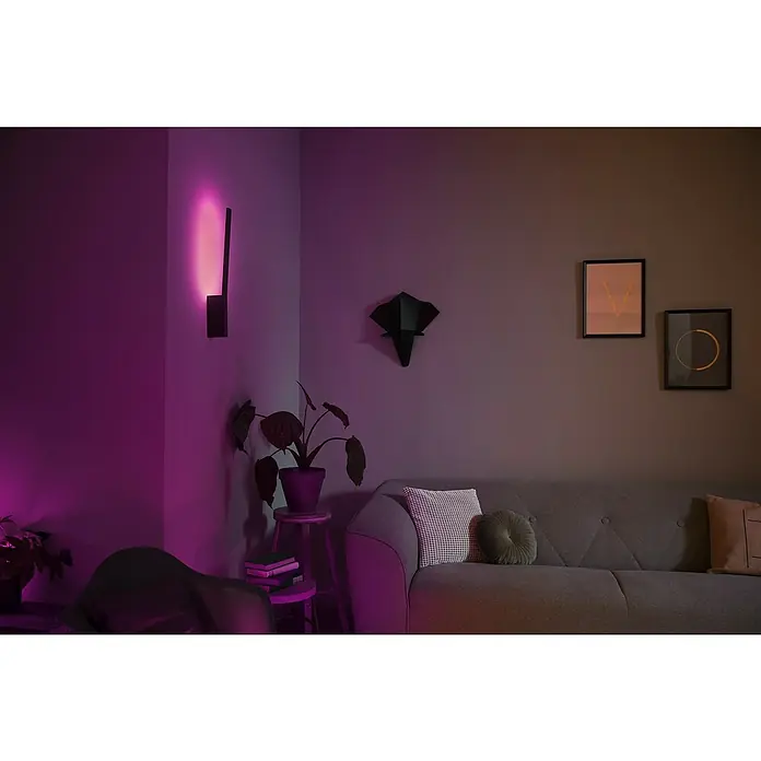 Philips Hue LED-Wandleuchte White and color ambience Liana - 12,2 W, L x B x H: 3,1 x 10,7 x 55,8 cm, Schwarz, RGBW - Einrichtungsidee mit einer eleganten Wandleuchte, die ein modernes Ambiente schafft, perfekt für stilvolle Wohnräume.