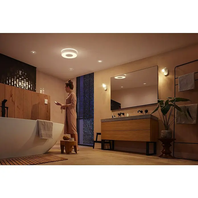 Philips Hue LED-Deckenleuchte rund Xamento - 34 W, Ø x H: 38,1 x 8,4 cm, Weiß, RGBW - Ein modernes Badezimmer mit Philips Hue Deckenleuchte, die für stimmungsvolles Licht sorgt und eine entspannende Atmosphäre schafft.