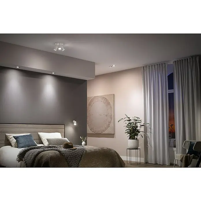 Philips Hue LED-Deckenstrahler White and Color Ambience Argenta - 4,2 W, L x B x H: 48 x 8,9 x 12,6 cm, Weiß, RGBW, Anzahl Leuchtmittel: 3 Stk. - Schlafzimmer mit fokussierter Beleuchtung. Mehrere Strahler an der Decke beleuchten den Raum und schaffen eine stimmungsvolle Atmosphäre.