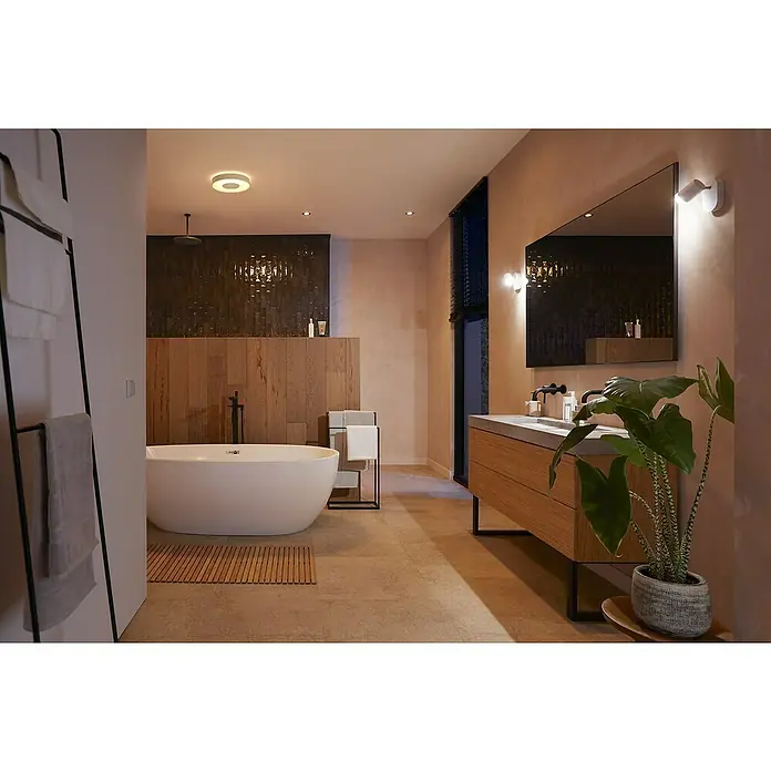Philips Hue LED-Deckenleuchte rund Xamento - 34 W, Ø x H: 38,1 x 8,4 cm, Weiß, RGBW - Badezimmer mit freistehender Badewanne, modernem Waschtisch und Spiegel mit Beleuchtung. Die stilvolle Einrichtung sorgt für eine entspannende Atmosphäre.