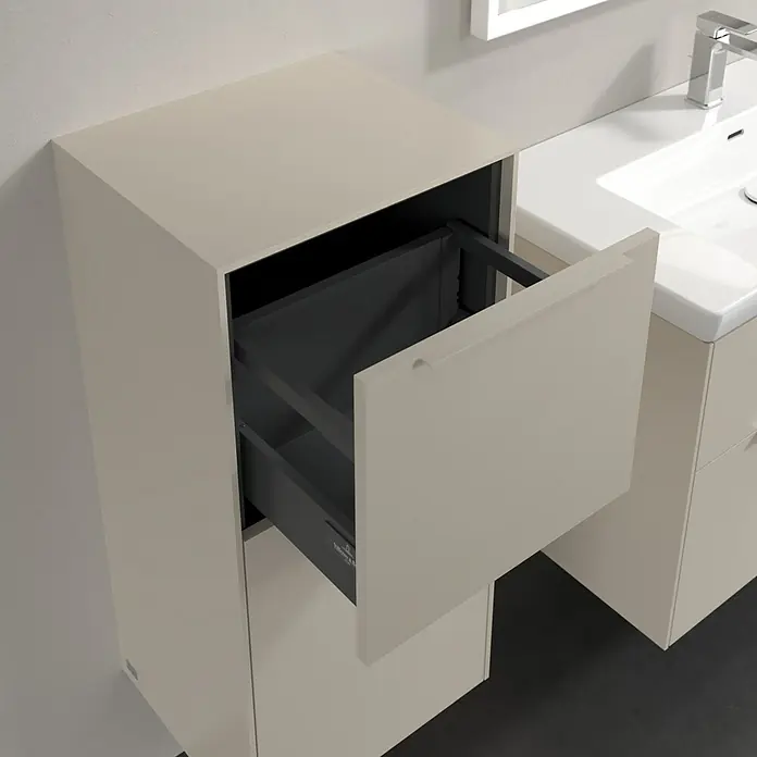 Villeroy & Boch Subway 3.0 Seitenschrank - B x T x H: 40 x 36,2 x 86 cm, Cashmere Grey, DIN Anschlag: Links, Farbe Griff: Monochrom - Ein moderner Waschtischunterschrank in Beige mit einer offenen Schublade, die das Innere zeigt. Ideal für ein stilvolles Badezimmer.