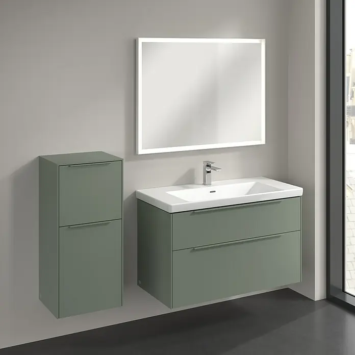 Villeroy & Boch Subway 3.0 Seitenschrank - B x T x H: 40 x 36,2 x 86 cm, Soft Green, DIN Anschlag: Links, Farbe Griff: Monochrom - Elegantes Badezimmer-Set mit Waschtischunterschrank, Spiegelschrank und Hochschrank in stilvollem Grün.