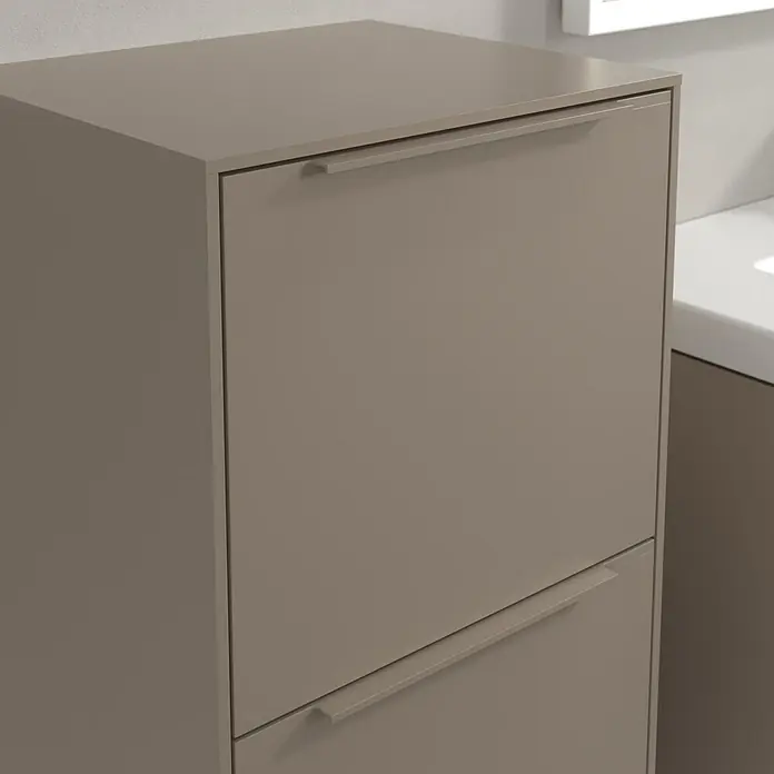 Villeroy & Boch Subway 3.0 Seitenschrank - B x T x H: 40 x 36,2 x 86 cm, Taupe, DIN Anschlag: Links, Farbe Griff: Monochrom - Nahaufnahme eines zweitürigen Schuhschranks in einem hellen Farbton, der modernes Design und Funktionalität vereint.