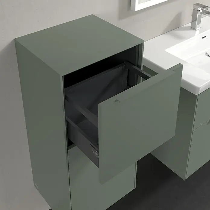 Villeroy & Boch Subway 3.0 Seitenschrank - B x T x H: 40 x 36,2 x 86 cm, Soft Green, DIN Anschlag: Links, Farbe Griff: Monochrom - Ein graugrüner Badezimmerschrank mit offener Schublade, Teil einer Waschtischkombination. Moderne Badmöbel zur stilvollen Aufbewahrung.