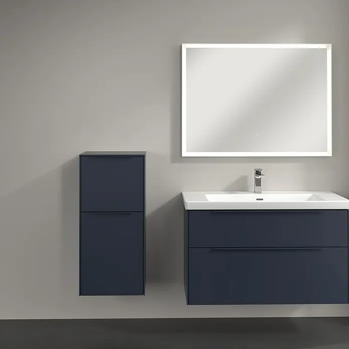 Villeroy & Boch Subway 3.0 Seitenschrank - B x T x H: 40 x 36,2 x 86 cm, Marine Blue, DIN Anschlag: Links, Farbe Griff: Monochrom - Modernes Badezimmer-Set mit einem marineblauen Waschtisch mit Schubladen und einem beleuchteten Spiegel, für ein stilvolles Ambiente.