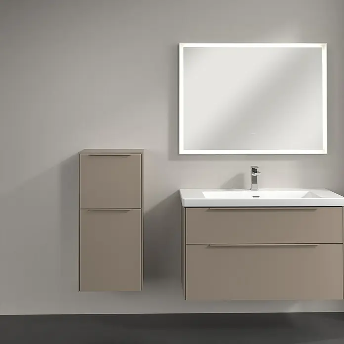 Villeroy & Boch Subway 3.0 Seitenschrank - B x T x H: 40 x 36,2 x 86 cm, Taupe, DIN Anschlag: Links, Farbe Griff: Monochrom - Das Badezimmer verfügt über einen Waschtisch mit LED-beleuchtetem Spiegel und einem passenden Hochschrank in stilvollem Design.