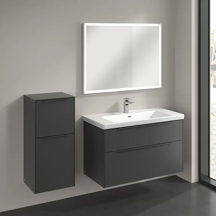Villeroy & Boch Subway 3.0 Seitenschrank - B x T x H: 40 x 36,2 x 86 cm, Graphite, DIN Anschlag: Links, Farbe Griff: Monochrom - Modernes Badezimmer-Set mit Waschbeckenunterschrank, Hängeschrank und beleuchtetem Spiegel in elegantem Grau.