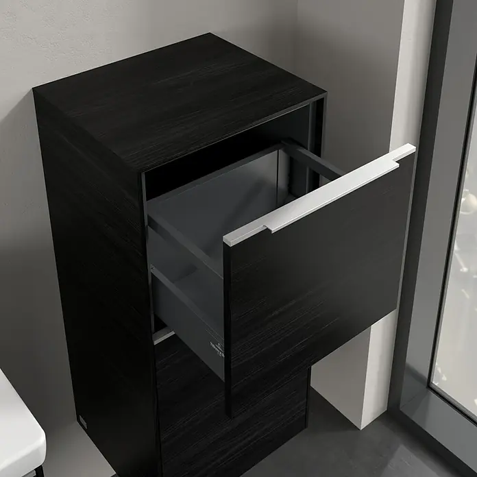 Villeroy & Boch Subway 3.0 Seitenschrank - B x T x H: 40 x 36,2 x 86 cm, Black Oak, DIN Anschlag: Rechts, Farbe Griff: Aluminium glänzend - Schwarzer Schubladenschrank mit offenem Schubfach und silberfarbenem Griff. Das moderne Möbelstück bietet Stauraum in jedem Raum.