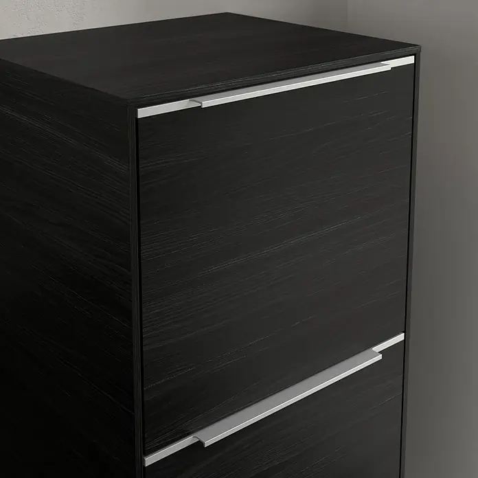 Villeroy & Boch Subway 3.0 Seitenschrank - B x T x H: 40 x 36,2 x 86 cm, Black Oak, DIN Anschlag: Rechts, Farbe Griff: Aluminium glänzend - Nahaufnahme eines schwarzen Schuhschranks mit silbernen Griffen, der modernes Design und praktische Aufbewahrungslösungen vereint.