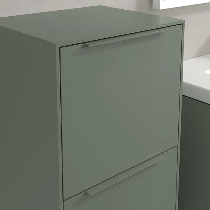 Villeroy & Boch Subway 3.0 Seitenschrank - B x T x H: 40 x 36,2 x 86 cm, Soft Green, DIN Anschlag: Links, Farbe Griff: Monochrom - Nahaufnahme eines grauen Schuhschranks mit zwei Kippfächern und langen, schmalen Griffen vor einer Wand.