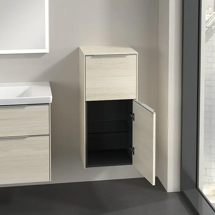 Villeroy & Boch Subway 3.0 Seitenschrank - B x T x H: 40 x 36,2 x 86 cm, White Oak, DIN Anschlag: Rechts, Farbe Griff: Aluminium glänzend - Ein Badezimmerwaschtisch mit einer offenen, hellen Holzstruktur und schwarzem Innenraum. Ein stilvolles Möbelstück für moderne Badezimmer.