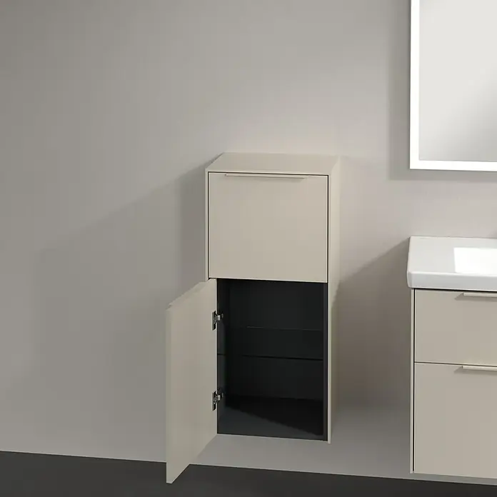 Villeroy & Boch Subway 3.0 Seitenschrank - B x T x H: 40 x 36,2 x 86 cm, Cashmere Grey, DIN Anschlag: Links, Farbe Griff: Monochrom - Badezimmer-Hängeschrank in sanften Farben mit geöffneter Tür, der Stauraum mit dunklen Regalen enthüllt. Zeitgemäßes Design für ein stilvolles Bad.