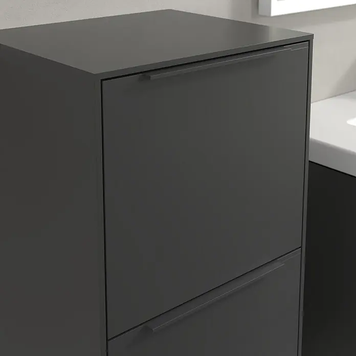 Villeroy & Boch Subway 3.0 Seitenschrank - B x T x H: 40 x 36,2 x 86 cm, Graphite, DIN Anschlag: Links, Farbe Griff: Monochrom - Nahaufnahme eines grauen Badezimmerschranks mit minimalistischen Griffen, der Stauraum und ein modernes Design bietet.