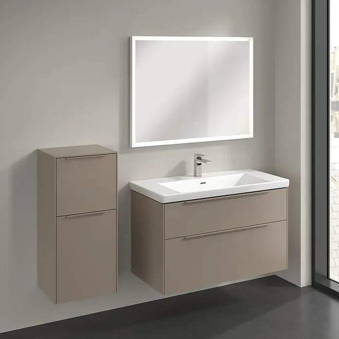Villeroy & Boch Subway 3.0 Seitenschrank - B x T x H: 40 x 36,2 x 86 cm, Taupe, DIN Anschlag: Links, Farbe Griff: Monochrom - Elegantes Badezimmer-Ensemble mit Waschtischunterschrank in Beige und beleuchtetem Spiegel, das moderne Design und Funktionalität vereint.