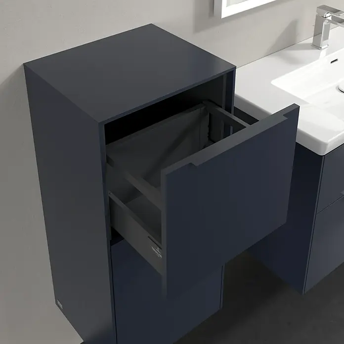 Villeroy & Boch Subway 3.0 Seitenschrank - B x T x H: 40 x 36,2 x 86 cm, Marine Blue, DIN Anschlag: Links, Farbe Griff: Monochrom - Detailaufnahme eines modernen Badezimmerschranks mit einer Schublade, die teilweise geöffnet ist, in elegantem Design.