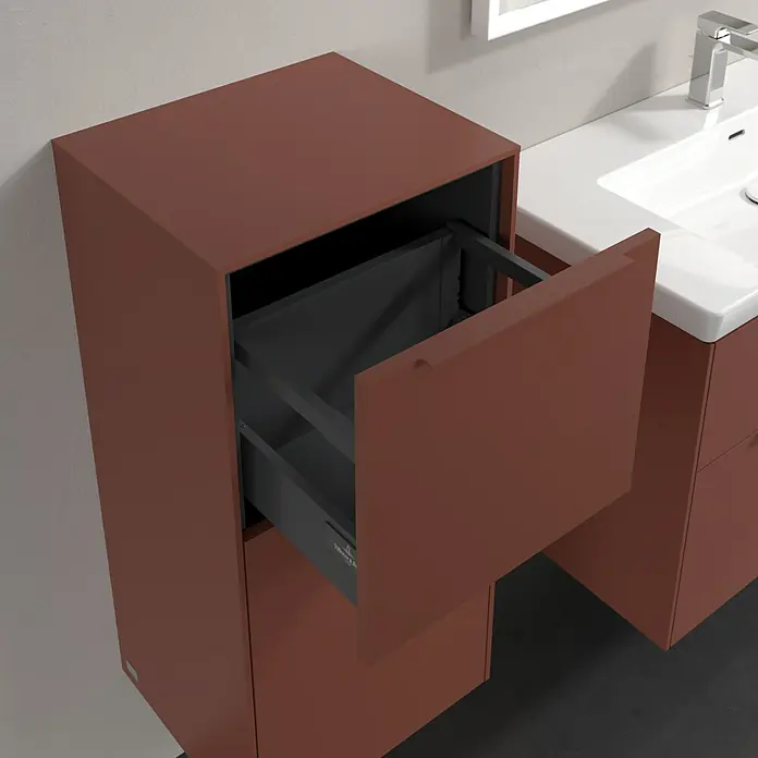 Villeroy & Boch Subway 3.0 Seitenschrank - B x T x H: 40 x 36,2 x 86 cm, Wine Red, DIN Anschlag: Links, Farbe Griff: Monochrom - Ein offener, schokoladenbrauner Badezimmerschrank mit Waschbecken und Armatur ist abgebildet.